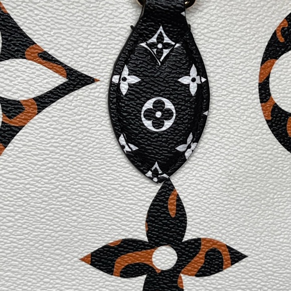 Louis Vuitton Monogram Giant Jungle Onthego GM - Picture 7 of 16